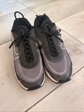Nike Men's Gray and Black Sneakers - Streamlined Runner
